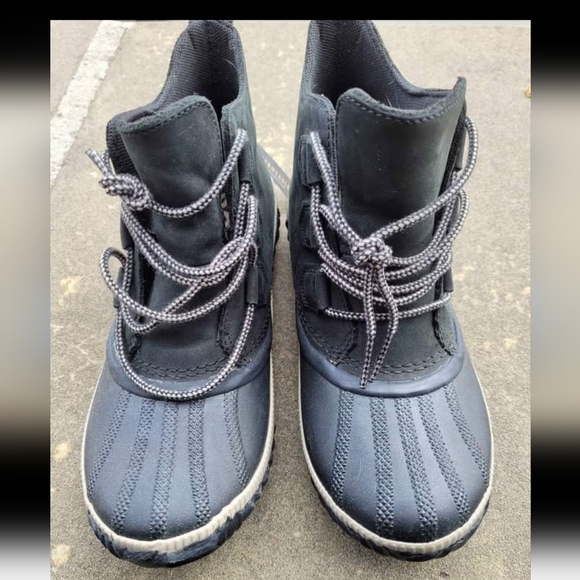 Sorel boots. Never worn. - Picture 2 of 4